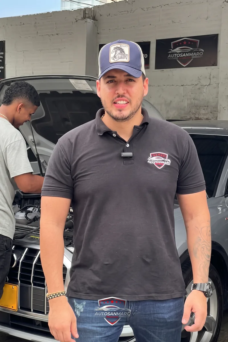 Integrante del equipo de AutosanmarQ con la camiseta del taller